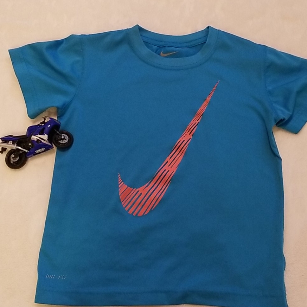Boy's Nike shirt Drifit size 6 Blue Color